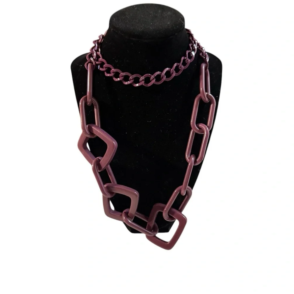 Avon “Linked in”Plum Chain Necklace plastic large links NIB 2008